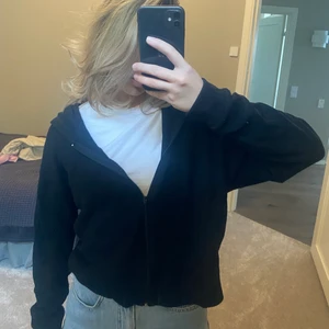 Stickad zip tröja - Stickad zip up hoodie från Zara, sååå fin men används dessvärre inte, finns inte att köpa längre, frakt tillkommer❤️