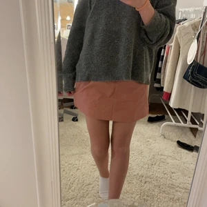 Kjol - Superfin bubbelgum färgad kjol som är köpt second hand! As snygg till sommaren💕😍 oklart vilken storlek men passar mig som är S/167cm lång. köparen står för frakt