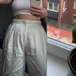 Silkesbyxor - Vita silkesbyxor från hm. Älskar älskar älskar, men dom är för korta för mig i benen🥲 Raka i modellen och superbekväma.