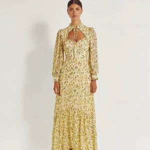 Bymalina  - Helt slutsåld på Bymalina! Klänningen är aldrig använd och osäker på om jag ska behålla🌸 Storleken är xs!