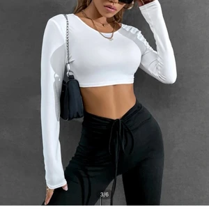 Shein topp  - Säljer för jsg råkade köpa två men super fin shein topp som passar perfekt för sommarn☺️