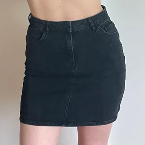 Svart jeanskjol - En svart jeanskjol från Carin Wester i storlek 36!🖤 Använd men i gott skick.