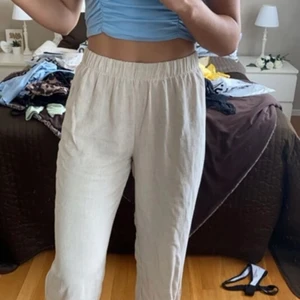 LINNEBYXOR - Säljer dessa linnebyxor i färgen beige! De är ont egemonskillninga men medans väldigt tunna och luftiga vilket är skönt på sommaren! I storlek XS men passar även S o M då banden är elastiska! 