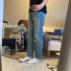 Jeans från Karve (Carlings) - Ett par Karve i storlek 34 jag köpte för ett år sedan från Carlings. Personligen har jag flera jeans från Karve och älskar dem, tyvärr har jag växt ur detta och de sitter inte längre som jag vill. Är 197cm och tycker de passade bra förut för då var de lite mer pösiga 🤠