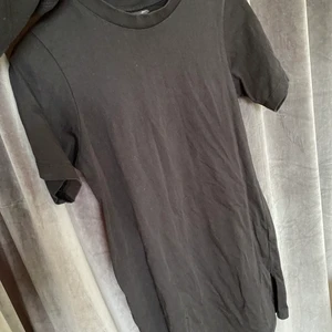 Svart basic klänning  - En svart T-shirt klänning från Ginatricot 