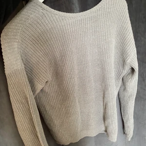 Grå stickad - Grå stickad tröja från NAKD med lite öppen rygg 