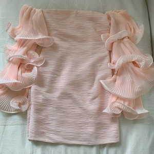 Hanna Schönberg x NA-KD Miniklänning Med Volangdetalj - Jättefin rosa miniklänning med volangdetalj i armarna från Hanna Schönbergs kollektion med NA-KD förra året. Storlek 36 & endast använd 1 gång.  Mått på klänningen: Bröst: 82cm Midja: 72cm Höfter: 92cm