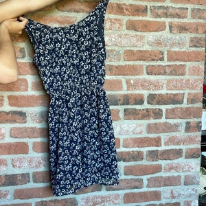 Blommig klänning Storlek 38 - Blommig klänning med rosett i ryggen storlek 38 från hm