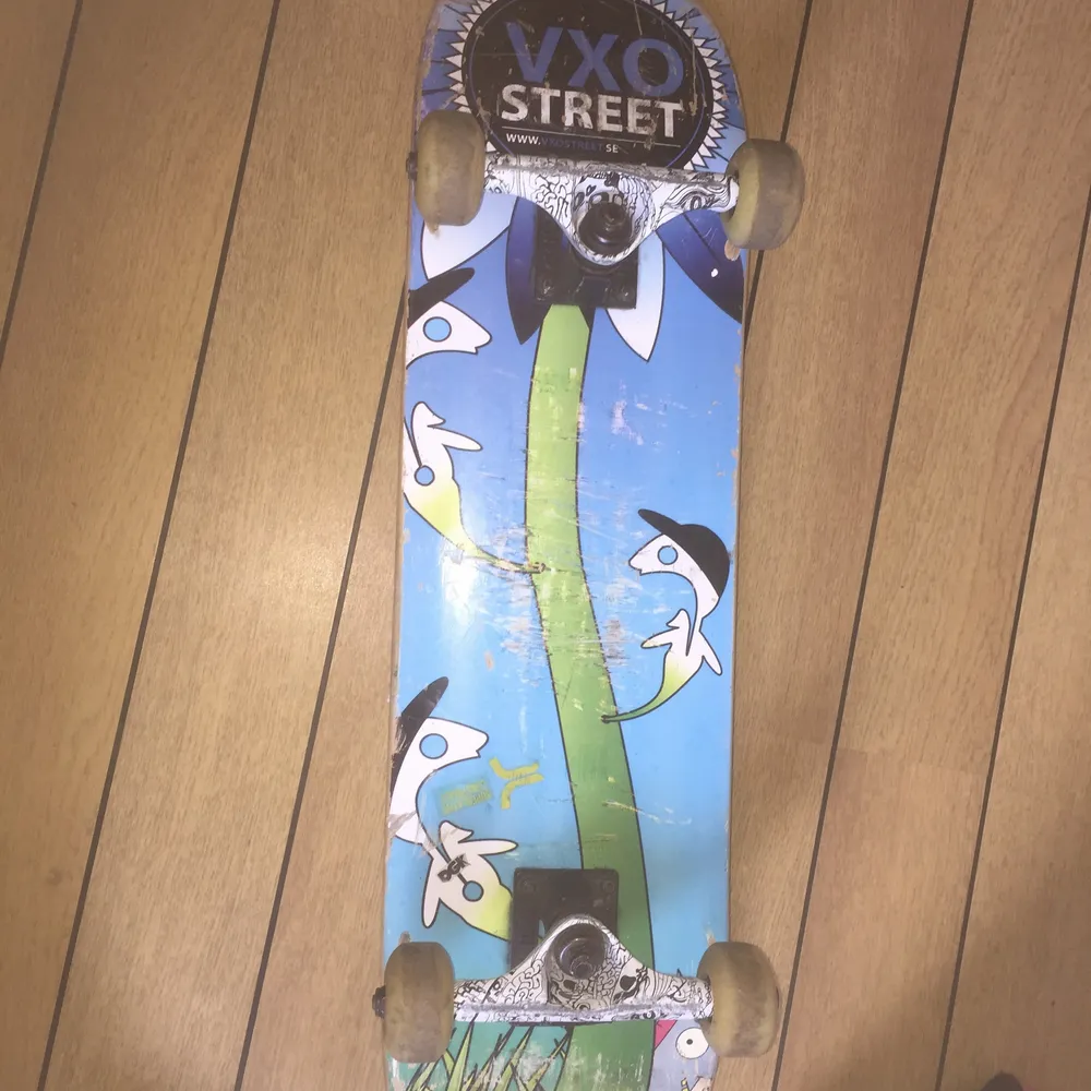 Detta är en skateboard i bra skick. Den användes av mig när jag var mindre. Sedan har den funnits under sängen i 2 år. Den är välfungerande och hjulen funkar bra. Den är 71 centimeter lång. Och 9 centimeter hög. Det finns några snygga klistermärken på den. Övrigt.