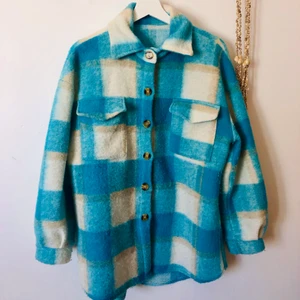 Mjuk Skjorta / tunn jacka rutig vintage - Supemjuk skjorta som jag använt som tunnare jacka i klara turkosa färger. Köpt på Humana. Inte storleksmärkt men jag är en small i vanliga fall och på mig sitter den som enligt bild. Funkar för både mindre och större, beroende på hur man vill att den ska sitta. 