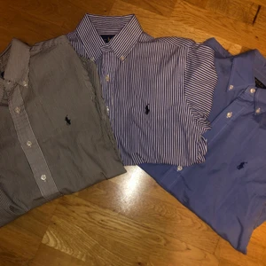 Ralph Lauren Skjortor  - Säljer 3 olika Slim Fit Ralph Lauren Skjortor strlk S, fick av en släkting men kom knappt aldrig till använda, max använda 3/5 gånger styck. Jätta bra skick, Inga hål eller fläckar.                                                      Original Pris: 1300kr                                                           Mitt Pris: 400kr (styck, Alla 3 för 800kr. Utbytning är möjligt.