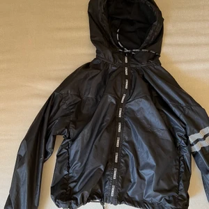 Jacka från stronger - Knappt använd jacka från stronger. Tunn och sportigmodell. Går att ha som träningsjacka.