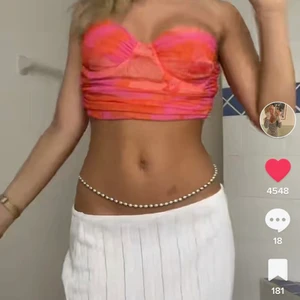 Zara topp - Säljer denna helt oanvända topppen då jag inte tycker den passar mig, köp direkt för 300kr plus frakt 