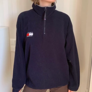 Vintage Tommy Hilfiger fleece  - Supermysig fleece som jag köpte på beyondretro för några år sedan. Funkar att ha kragen uppvikt eller nervikt. Fint skick men nopprig och lite luddig✨