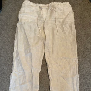 Zara Linnebyxor - Linnebyxor köpta på Zara Home. Strl M. Ett hål i sömen över höger ficka samt slitage vid innerlåren.  Köparen står för frakt.
