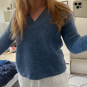 Blå stickad tröja - Jättefin mörkblå stickad tröja med V-ringad urringning.  