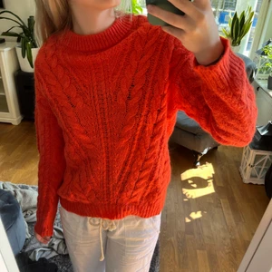 stickadtröja - jättefin stickad tröja i coolaste oranga fäegen från hamton republic i storlek s. Kan mötas upp i Sundbyberg/stockholm annars står köparen föe frakten