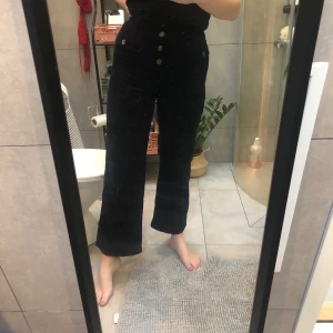 Manchesterbyxor från ”& other stories” - Mörkblåa manchesterbyxor från &other stories! Super fin passform med något utsvängda ben! Använda bara ett fåtal gånger! 