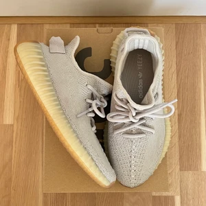 Yeezy 350 V2 Sesame - Oanvända Yeezy 350 V2 i färgen Sesame. Storlek 38. I fin o bra skick! Jag säljer den pga att dem är för små. Skriv till mig ifall ni har några funderingar!