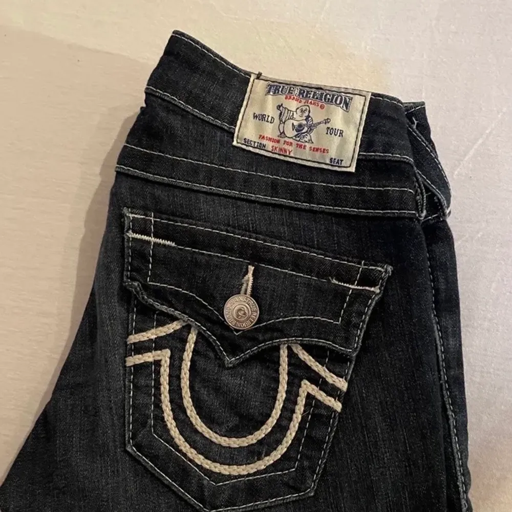 Superfina mörkkblå true religion jeans, storlek xs💗 säljer då de var lite långa på mig💗lite klippta men fortfarande långa😋midjemått 79 och innerbenslängd 83. Jeans & Byxor.