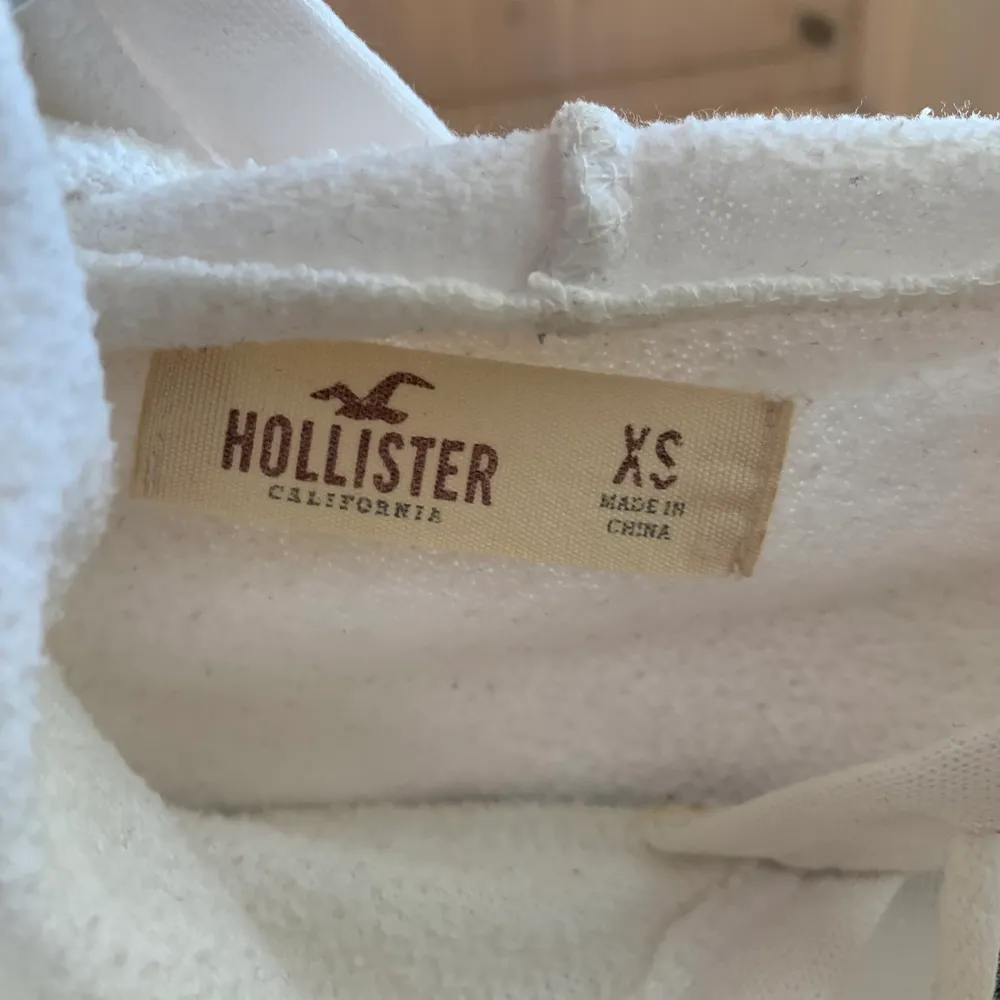 Hollister hoodie inköpt för några år sedan i USA. I använt skick, croppad modell. . Hoodies.