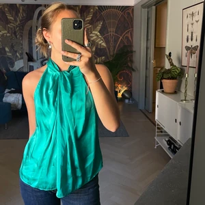 Grön siden topp - Helt galet fin grön siden topp som är perfekt nu till sommaren. I verkligenheten är den mer grön. Storlek M men passar mig med S perfekt!💓