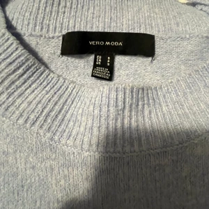 Stickad tröja  - Stickad tröja från vero moda. Storlek S. Lite nopprig men går säker att fixa lätt. 90 kr!