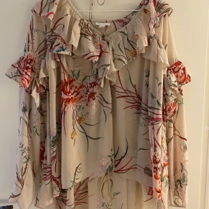 Härlig topp i härligt mönster - Denna dundersköna & härliga topp säljes, oanvänd! Lite oversized :)