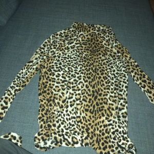 Polotröja med leopardmönster  - Oanvänd och i nyskick 