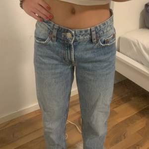 dessa är lågmidjad jeans framifrån och högmidja där bak. Jag köpte dessa på Zara för en månad sedan och har använt sällan för att de är för störa i midjan. 