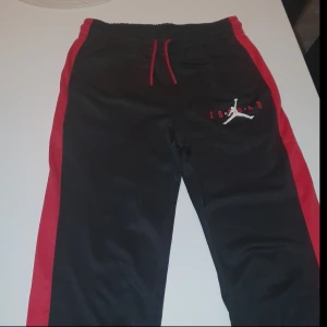 Jordan byxa  - Har använd den några gånger men därefter har den bara varit i mitt skåp men jätte fin utan skador,äkta 