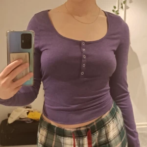 Lila, långärmad tröja  - Tröja jag köpte på second hand för ett antal år sedan, använder inte den längre. Säljer för 45 kr + frakt 🖤🖤 använd gärna "köp nu"