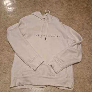Poetic Collective hoodie strlk S - Fin hoodie köpt för ungeför 1 år sedan från junkyard. Säljer pga den inte passar mig längre.
