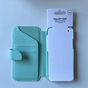 Iphone mobilskal/plånbok - Helt ny! O Jätte fin mobilplånbok för iPhone 12 och 12 PRO, jätte härlig turkosa färg. ( Råkade köpa fel modell så den passar tyvärr inte min telefon.) Nypris: 299kr men säljer för 100kr