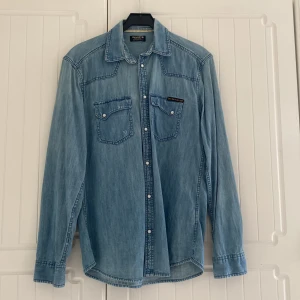 Jeansskjorta - Jeansskjorta från Jack & Jones storlek S sitter som M