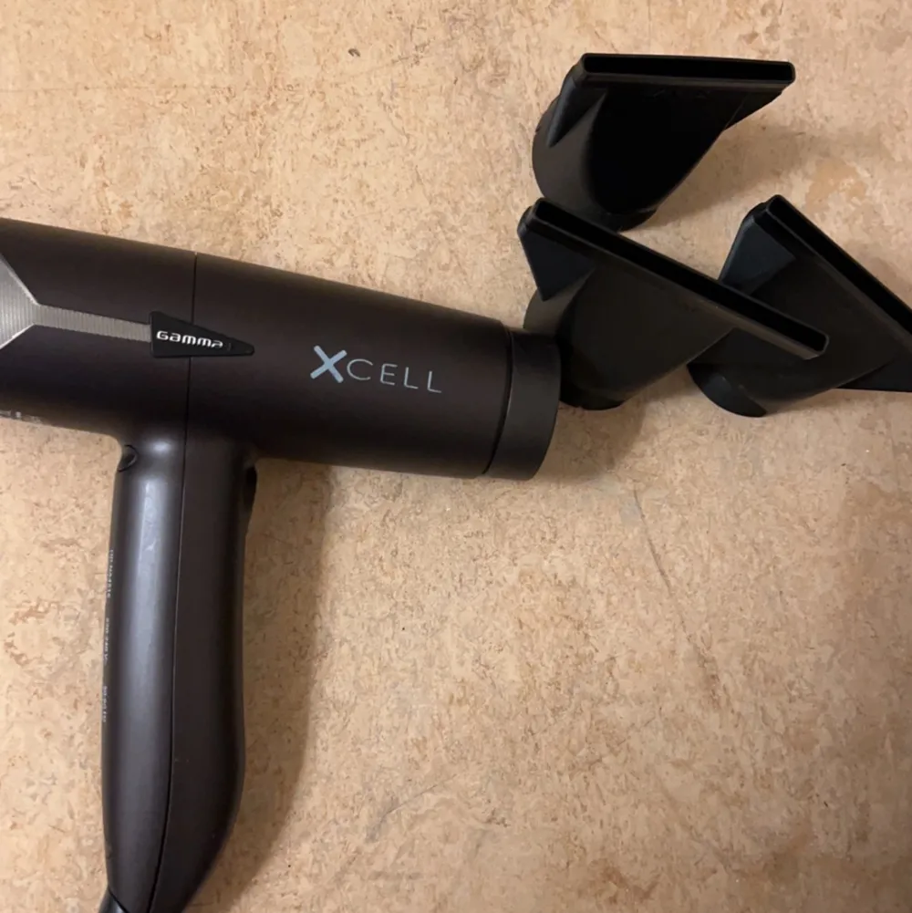 Frisör fön  Gamma+ Xcell Hair Dryer Fön Köpt för 4000kr Knappt andvänd . Övrigt.