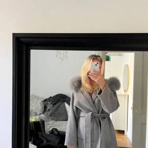 Kappa - Säljer min jättefina kappa med päls då den inte kommer till användning längre💖Jättefint skick, inga defekter. Tryck inte på köp direkt! 