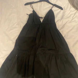 Klänning Zara - Super populär klänning med öppning i ryggen från Zara! Perfekt till fest eller vardag. Använd några gånger men ser ut som ny. 🖤