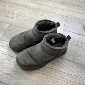 Uggs - Intressekoll på mina fina låga uggs, inte jätte andvända och är i bra skick💗💗