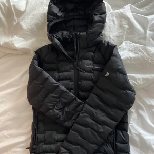 Jacka - Säljer denna snygga jackan från PeakPerformance som är perfekt nu inför vintern då den börjar bli för liten. Jackan passar både dam och herr å sitter som en XS. Köptes för 2600kr, köparen står för frakt