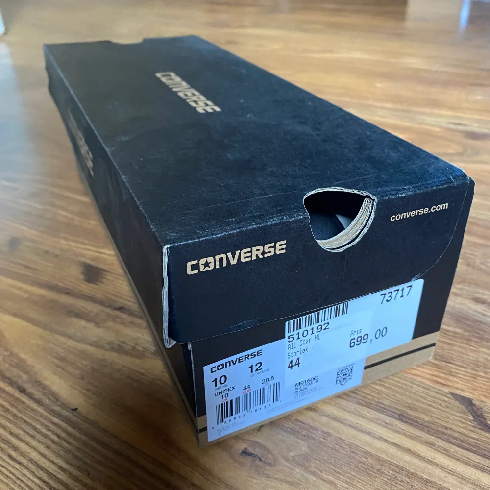 Helt nya och oanvända svarta höga Converse med originalförpackning.. Skor.