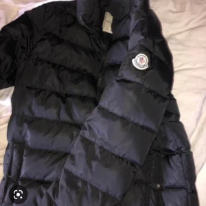 Moncler jacka  - Säljer den på grund av storleken. Den är nu liten för mig storlek är S 
