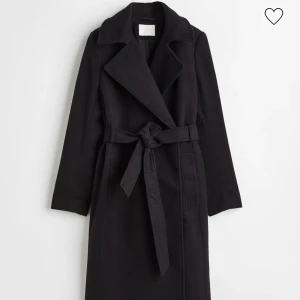 Svart kappa  - Säljer denna kvarta kappa från HM. Storlek 38, säljer då den inte kommer till användning. I nyskick 