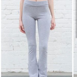 Brandy Melville  - Säljer dessa grå utsvänga byxor från brandy Melville i storlek xs/s. De är jättefina men får ingen användning av de. De är ganska långa på mig som är 162/163
