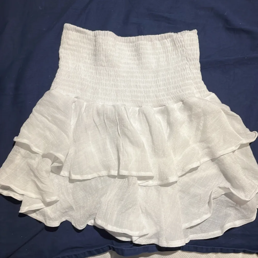 Säljer min vita kjol från SHEIN, då den aldrig kommer till användning. Den är i fint skick då den endast är använd Max 4 gånger❤️ Fråga för fler bilder eller om du undrar något annat❤️❤️. Kjolar.