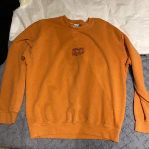 Sweatshirt från Urban Outfitters, Storlek M men sitter lite oversized:)