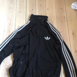 Retro adidas tröja - Den är i mycket bra skick och är en retro adidas tröja