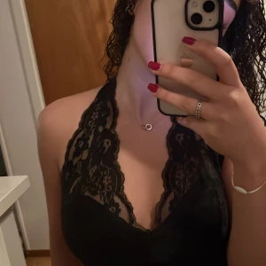 halter topp - fint svart linne med halter neck i spets 😍 väldigt fin o bekväm, stretchigt material o i storlek M men passar även mig som brukar ha S