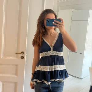 Topp!! - Säljer denna så fina topp som är perfekt att ha som festtopp!!! Står tyvärr inget märke i💗