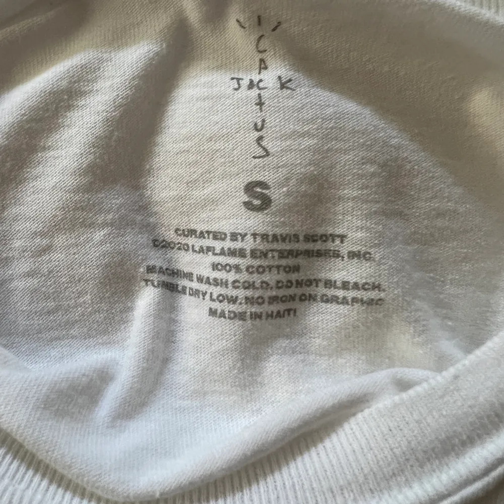En T-shirt från Travis Scott’s märke cactus Jack i strl. S helt ny, endast testad. Skön passform och snygg T-shirt. Inget tryck på baksidan. 100% bomull. Budgivning. Köparen står för frakten. . T-shirts.